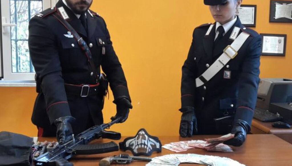 le-armi-utilizzate-dal-rapinatore-e-la-refurtiva-recuperata-2