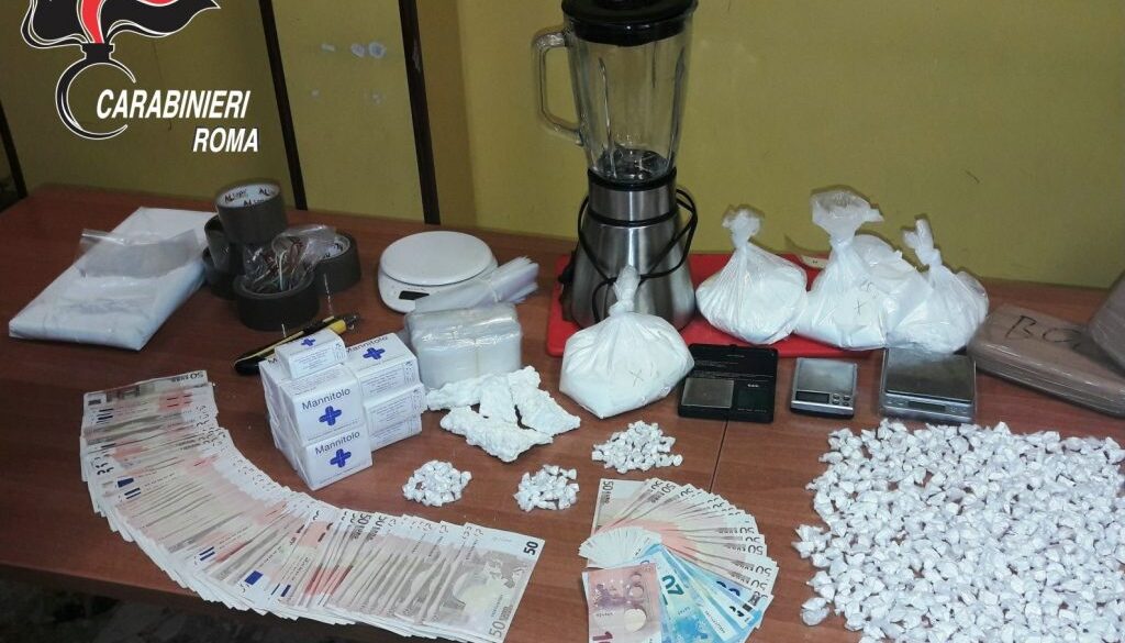 montesacro-la-droga-e-la-pressa-rinvenuta-dai-carabinieri-5