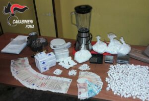 montesacro-la-droga-e-la-pressa-rinvenuta-dai-carabinieri-5