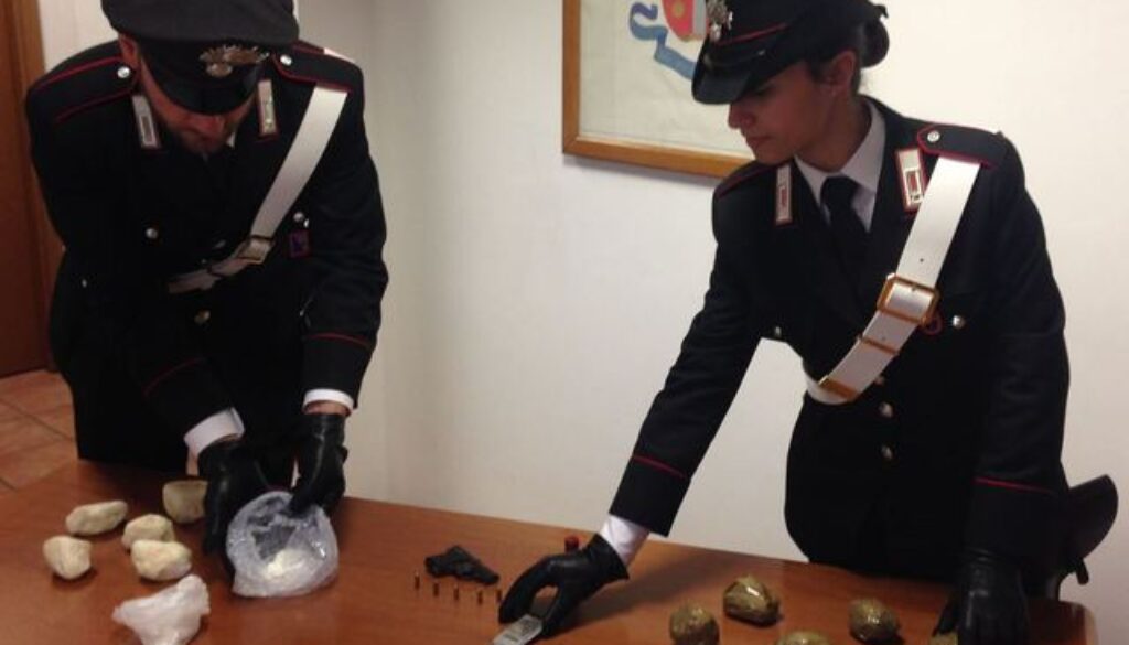 tivoli-la-pistola-e-la-droga-sequestrata-dai-carabinieri-2