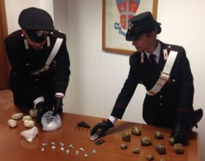 tivoli-la-pistola-e-la-droga-sequestrata-dai-carabinieri-2