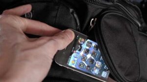 Rubano un cellulare incustodito in un fast food ai Colli Albani, 2 denunce