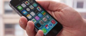 Smartphone prende fuoco ad Albano Laziale, donna si ustiona la mano