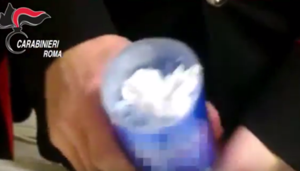 Nasconde la cocaina in una bottiglia “modificata” a Guidonia, arrestato – VIDEO