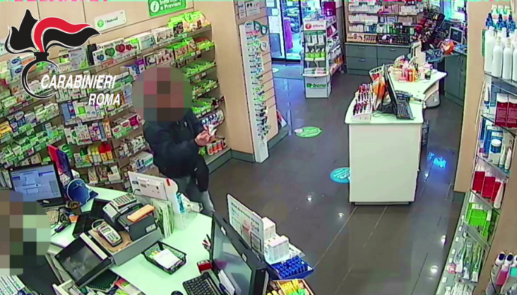 PIAZZA DANTE - Carabinieri arrestano rapinatore di farmacie (4)
