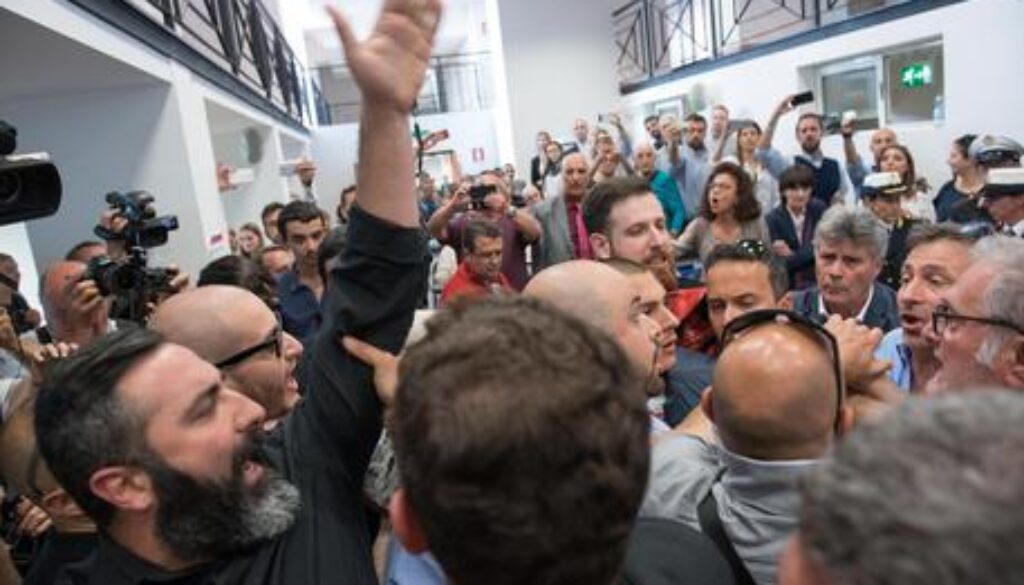 ++ "Raggi dimettiti",blitz CasaPound. Sindaca lascia sala ++