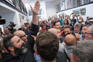 ++ "Raggi dimettiti",blitz CasaPound. Sindaca lascia sala ++