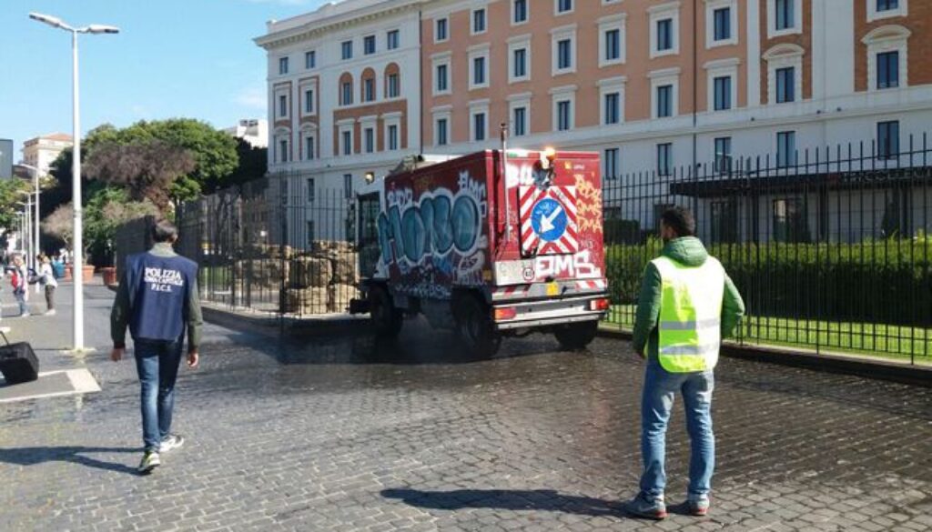 PuliziaelavaggiouscitafrontaleTermini