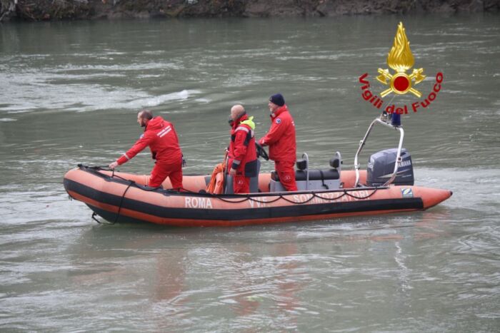 vigili del fuoco gommone tevere