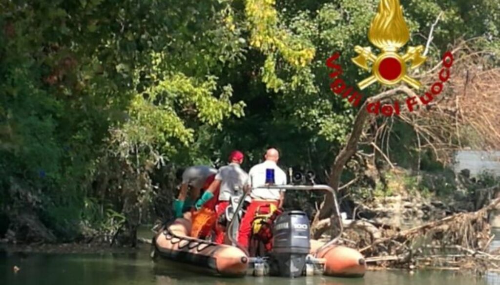 CADAVERE TEVERE VIGILI DEL FUOCO SOMMOZZATORI POMPIERI CADAVERE TEVERE VIGILI DEL FUOCO SOMMOZZATORI POMPIERI