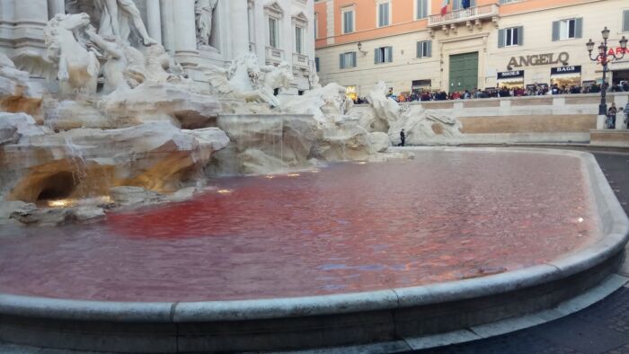 fontana di trevi rossa