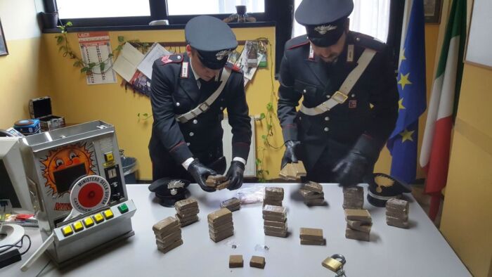 TOR BELLA MONACA, CANTINE ADIBITE A CENTRO STOCCAGGIO DROGA: TRE ARRESTI-FOTO 1