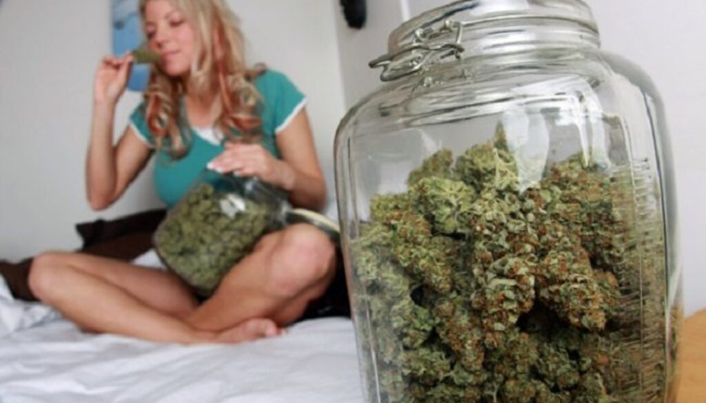 girlsmoking.jpg girlsmoking.jpg