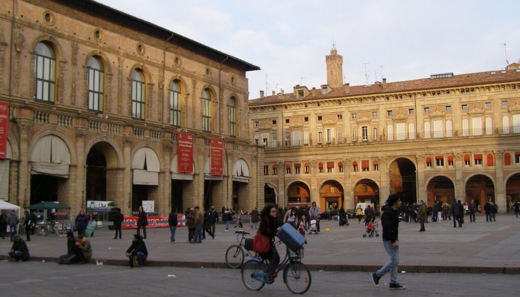 Bologna_-piazzamaggiore.jpg
