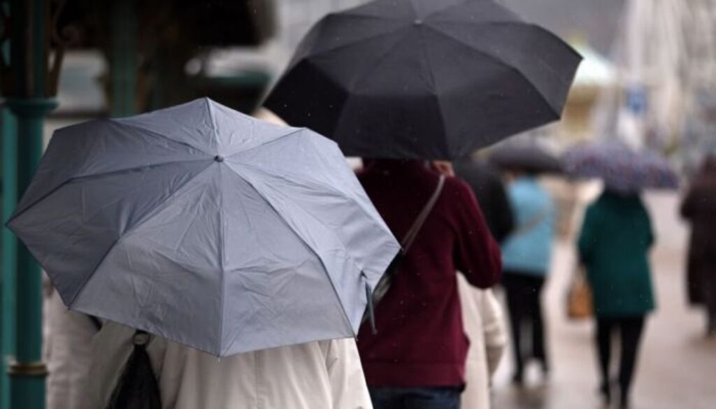 1612001463_pioggia-ombrelli.jpg