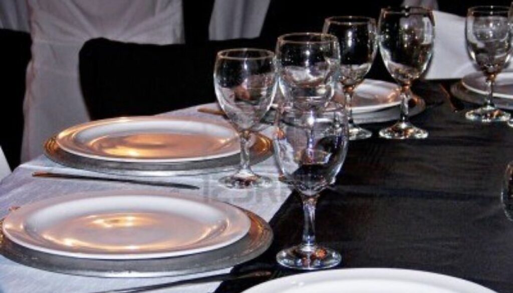 12126728-bianco-nero-e-argento-elegante-tavolo-da-pranzo-ristorante-per-un-gruppo.jpg