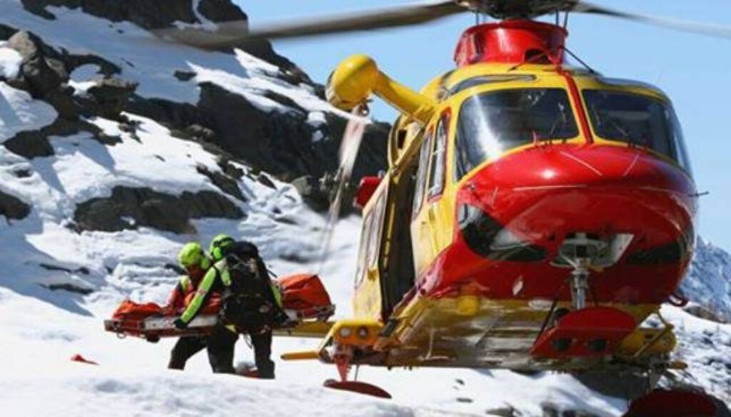 riviera24-elisoccorso-neve-montagna-alpino-elicottero-337840-660x368.jpg