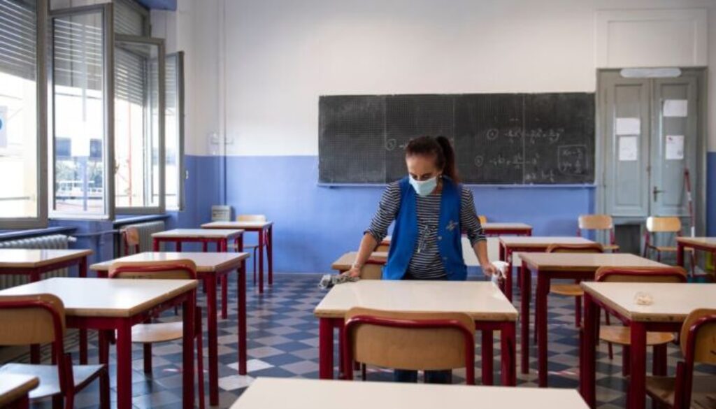 1616493887_scuola-sanificazione-banchi-classe.jpg