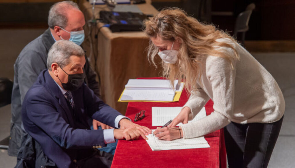1-LOW-Maddalena-Amorini-firma-come-socio-fondatore_-ph.-Filippo-Manzini.jpg