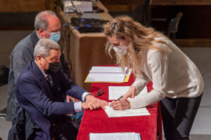 1-LOW-Maddalena-Amorini-firma-come-socio-fondatore_-ph.-Filippo-Manzini.jpg 1-LOW-Maddalena-Amorini-firma-come-socio-fondatore_-ph.-Filippo-Manzini.jpg