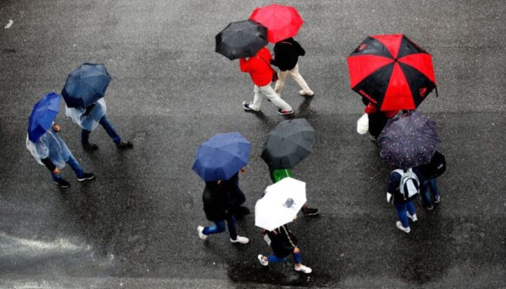 pioggia-ombrelli.jpg pioggia-ombrelli.jpg