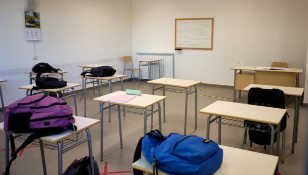 Scuola-classe-banchi-vuoti.jpg