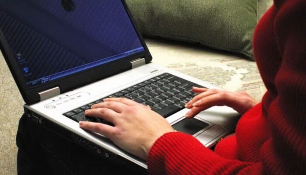 computer-wifi.jpg computer-wifi.jpg