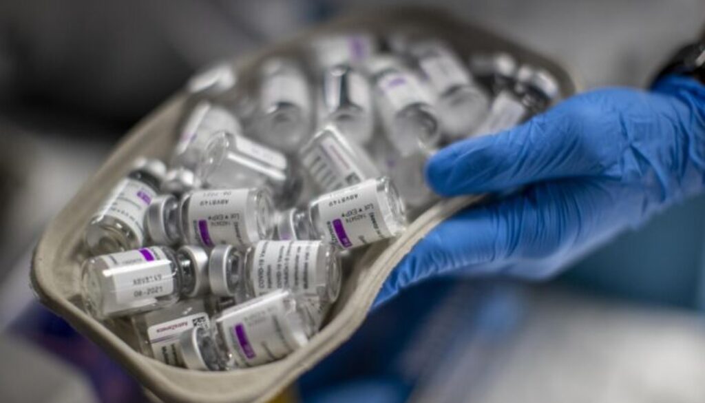 fiale-vaccino-astrazeneca.jpg fiale-vaccino-astrazeneca.jpg