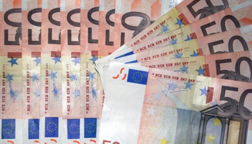 Soldi-banconote.jpg Soldi-banconote.jpg