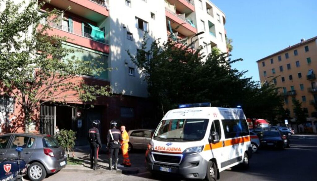ambulanza-giorno-palazzo-1623397762209.jpg ambulanza-giorno-palazzo-1623397762209.jpg