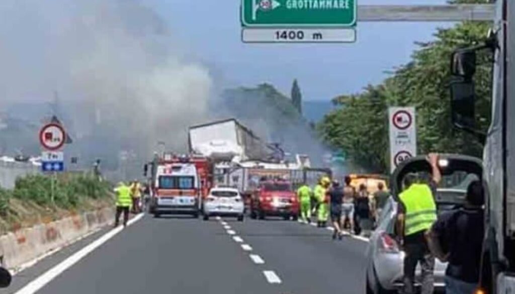 schianto-tir-a14.jpg schianto-tir-a14.jpg