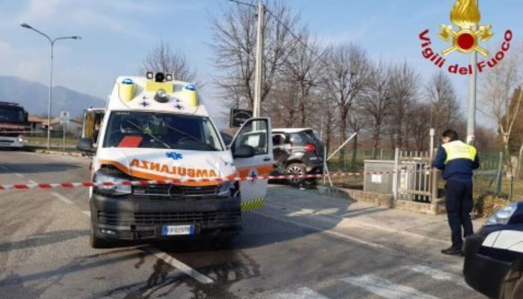 ambulanza-auto-incidente.jpeg ambulanza-auto-incidente.jpeg