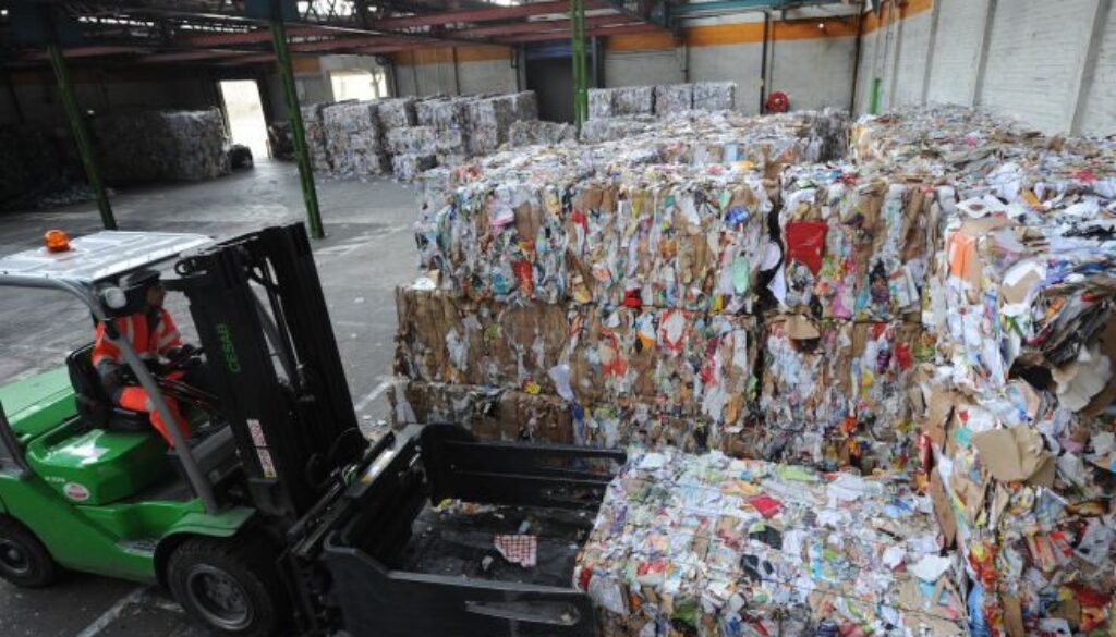 neonata-rifiuti.jpg neonata-rifiuti.jpg