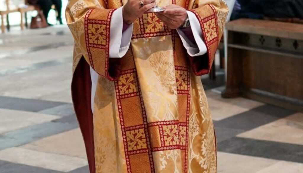 sacerdote-parroco.jpg sacerdote-parroco.jpg