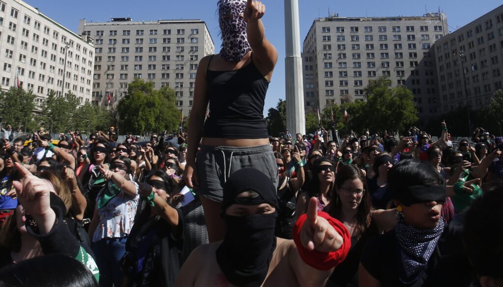 manifestazione-femminista-cile-3.jpeg manifestazione-femminista-cile-3.jpeg