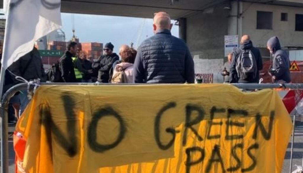 proteste-no-green-pass-al-porto-di-genova-polizia-sgombera-presidio-con-blitz-allalba