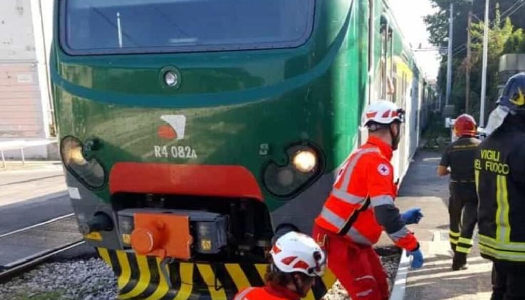 1576869367505.jpg-incidente_shock__il_treno_gli_trancia_le_gambe__e_gravissimo.jpg