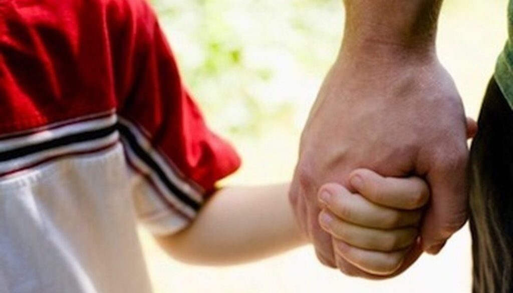 4335426_2031_mano_bambino.jpg