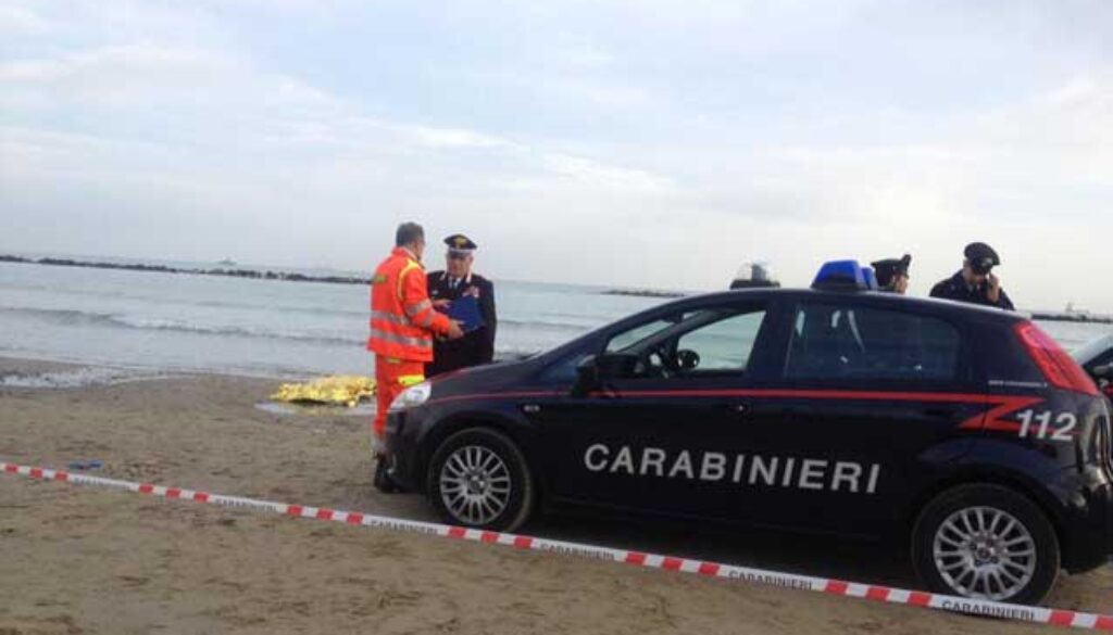 spiaggia-cadavere.jpg