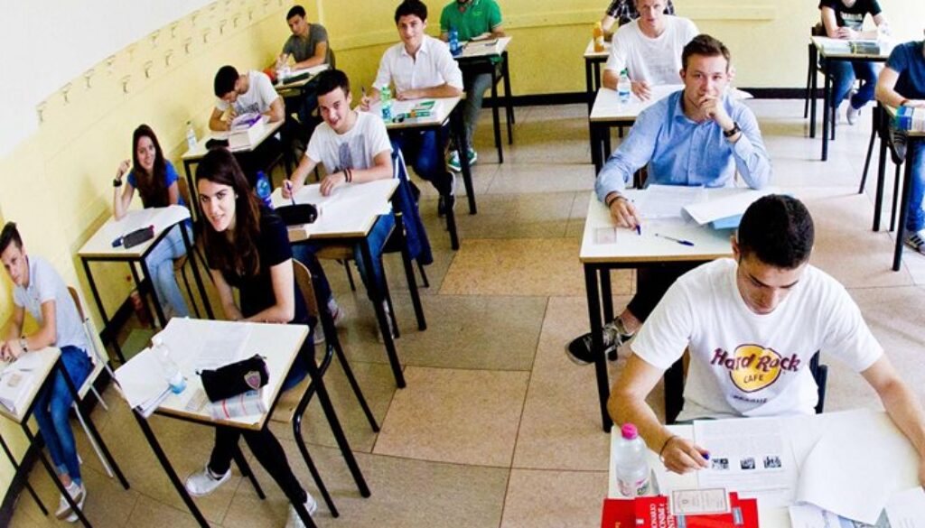 dAQAbIX8jTqi0bmoHw720h720urlhttp3A2F2Fstatic.fanpage.it2Fwp-content2Fuploads2F20162F112Fstudenti-in-classe-liceo.jpg