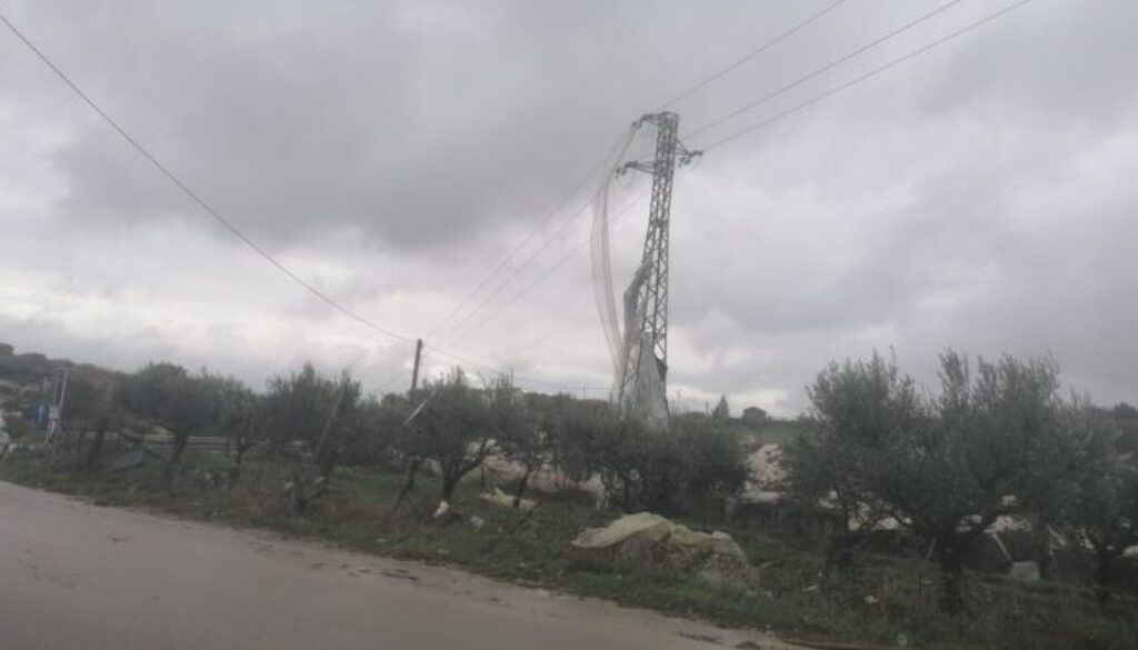 maltempo-sicilia-tromba-daria-sulle-campagne-di-canicatti-alberi-piegati-dal-vento