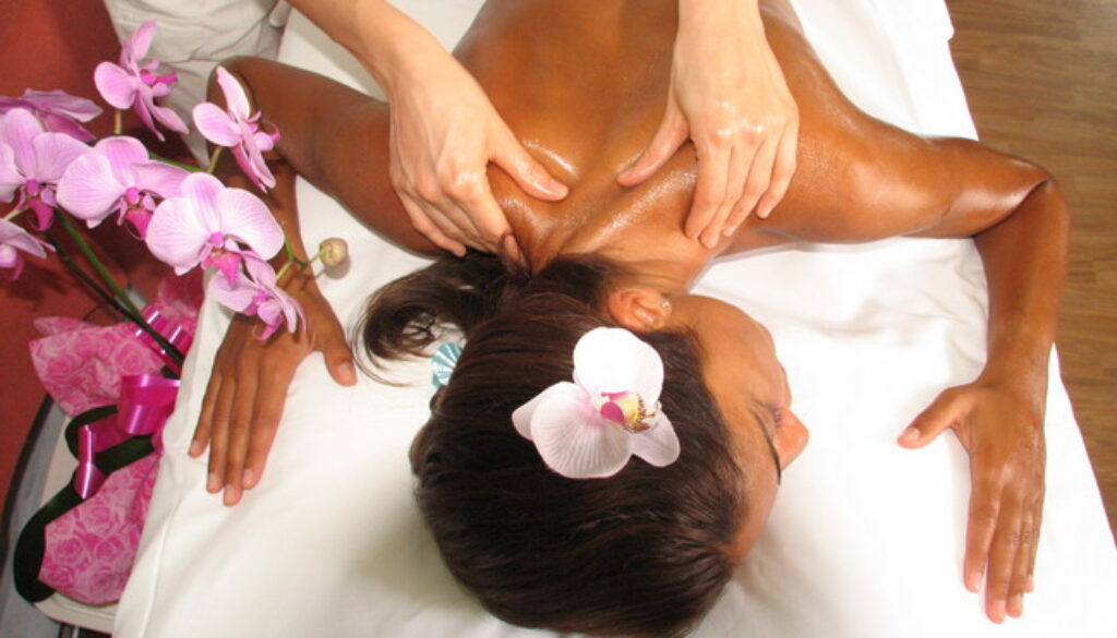 massaggio-schiena-donna-massaggiatore-massaggi-relax.jpeg