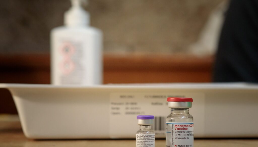 pfizer-moderna.jpg