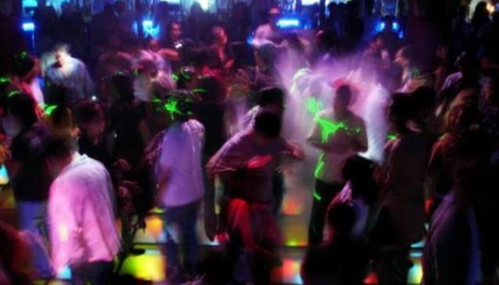 Giovani-ballano-in-discoteca_h_partb.jpg Giovani-ballano-in-discoteca_h_partb.jpg