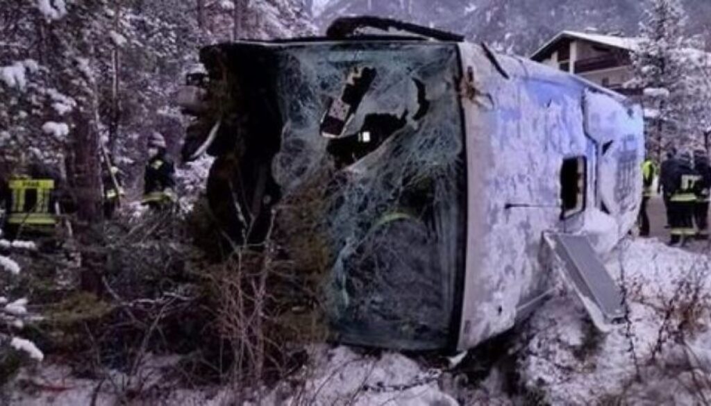alto-adige-scuolabus-si-ribalta-sulla-neve-i-ragazzi-si-salvano-attraverso-il-lucernaio-sul-tetto alto-adige-scuolabus-si-ribalta-sulla-neve-i-ragazzi-si-salvano-attraverso-il-lucernaio-sul-tetto