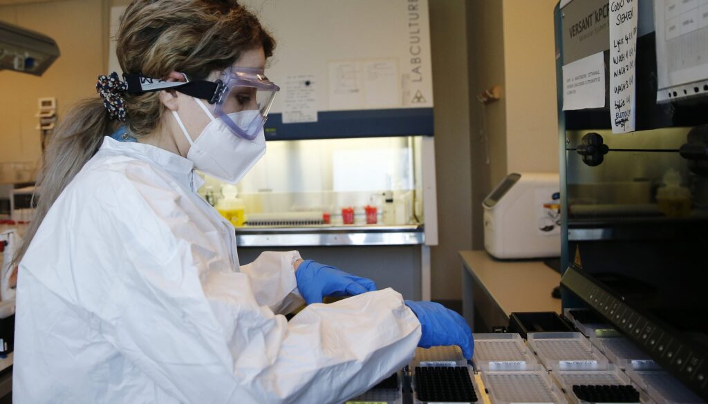 laboratorio-per-lanalisi-dei-tamponi-Covid-nel-Campus-Biomedico.jpg