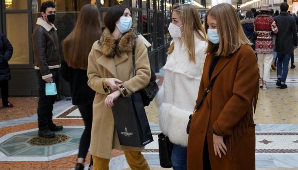 mascherine_ragazze_natale_virus_shopping_fg.jpeg