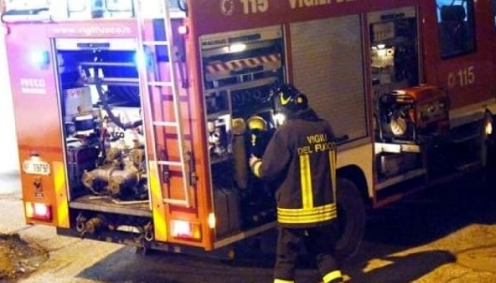 vigili-del-fuoco-5-2.jpg vigili-del-fuoco-5-2.jpg