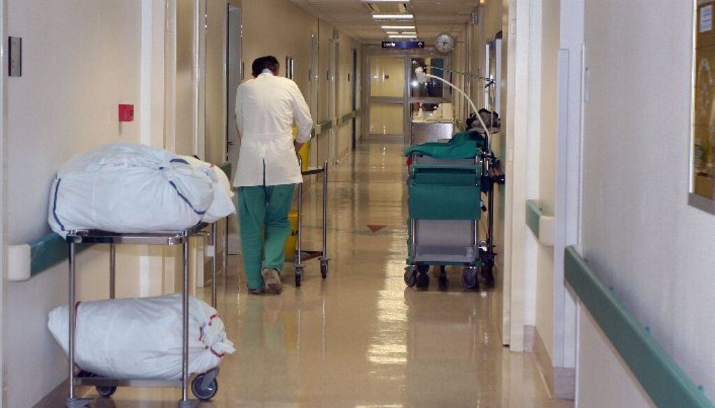 anziano-trovato-morto-a-terra-in-ospedale-suo-padre-e-gia-freddo-500.jpeg