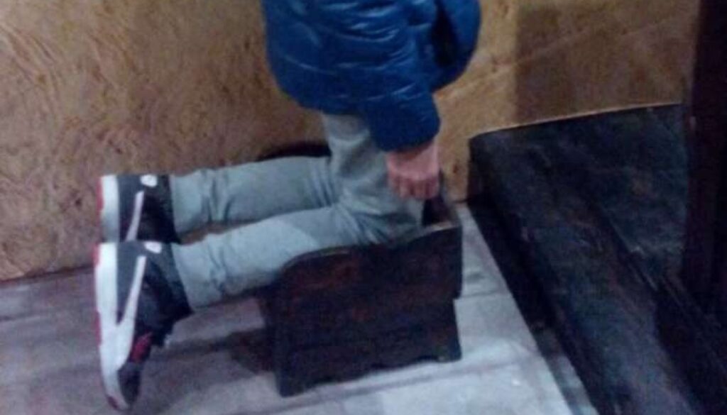 ceci-inginocchiato-bimbo-bambino-violenza.jpeg ceci-inginocchiato-bimbo-bambino-violenza.jpeg